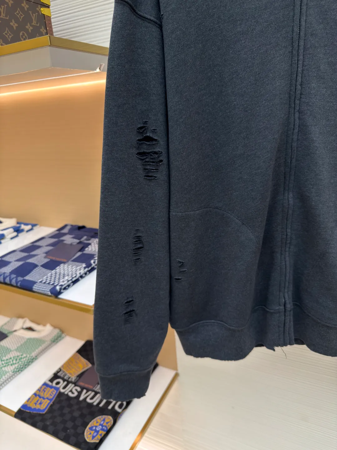 Acne Studios ripped distressed logo zipper jacket ●Authentic product: 4500 purchased and developed ●Item number: 1680386-B35 ●Fabric: Dream double-strand cotton plain fabric ●Technology: Distressed printing ●Version: Loose version ●Weight: about 685 grams ●Size: S-M-L-XL ●Description: Customized dream double-strand cotton plain fabric with excellent texture and comfortable skin fit The main color is deep black, which is like the mottled rust on ancient copperware. The unruly soul of AcneStudios is engraved on the chest. The clever integration of hole elements and wanton swaying on the black canvas is a deliberate rebellion and a break away from the shackles of tradition. It is unique in the wave of trends. Glue printing is used. The chest printing is modified three times with the film screen. The glue liquid paint is used to print the pattern on the fabric. The fabric is baked to fix the printed pattern. Many parts of the body of the garment are worn and worn by pure artificial regularity, and hand brush marks are added to the surface of the garment to add texture and depth to imitate the texture of natural wear and tear. The fabrics have been washed to give them a better feel and texture. They are not easy to deform, shrink or fade, and maintain their long-lasting beauty. The overall color is consistent with no color difference. It can be matched with the same style to create a fashionable look, and can be used in various occasions. Customized accessories, complete with three standards, the same style for men and women!
